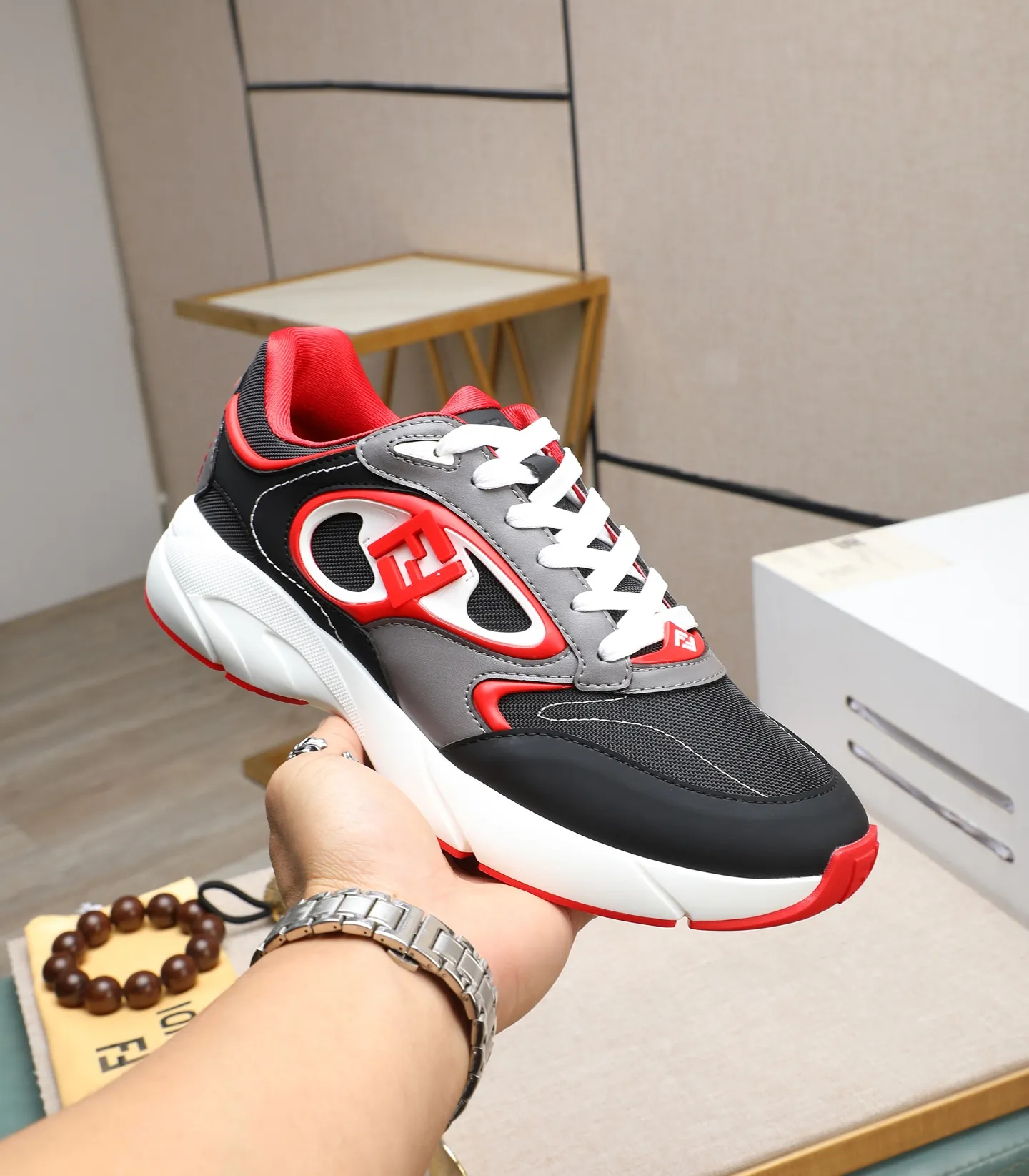 Ex-factory price 760 (high version) [Fendi] Fendi’s latest casual shoes for men! Available at counters simultaneously! A one-to-one replica of the original. Made entirely of imported top-grain calfskin, the interior is made of top-grain water-dyed cowhide, and the original factory-supplied rubber outsole. Leading new fashion concepts. Matching code: 39-44. 38.45 can be customized and cannot be returned or exchanged!